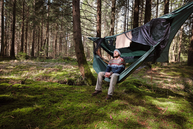秋キャンプ】ビギナーも扱える簡単セットアップ！自然の中でハンモック