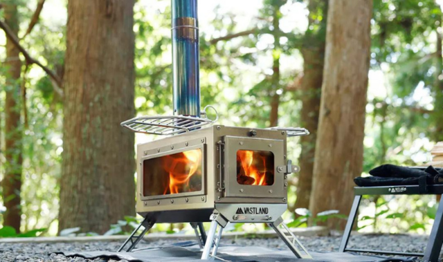 キャンプ】直火調理もOK！3面ガラスのステンレス薪ストーブで炎に癒さ