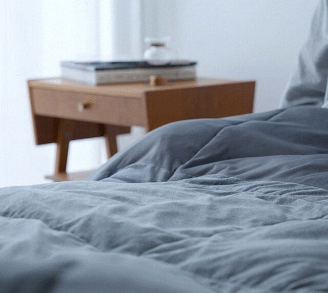 寒さ対策】真冬も一枚で暖かい！宇宙服素材×遠赤外線の掛け布団で軽々