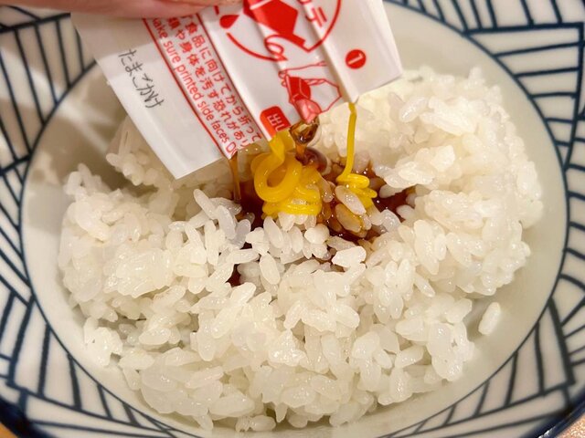 ドンキ】SNSで話題！パキッと割ってかけるだけの卵かけ”風”ごはんを