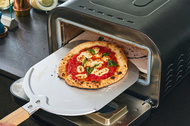 ホームパーティ】自宅でプロみたいに焼き上げ！最大火力450℃の家電ピザ