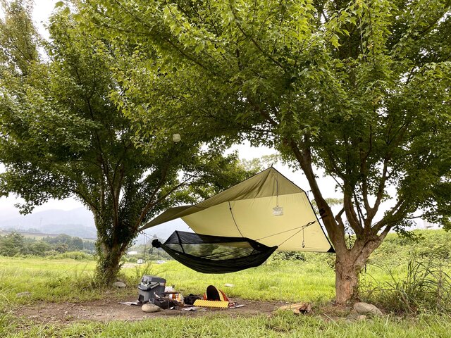 レクチャー】雨天時は「タープ＋ハンモック」一択！雨キャンプを楽しむ