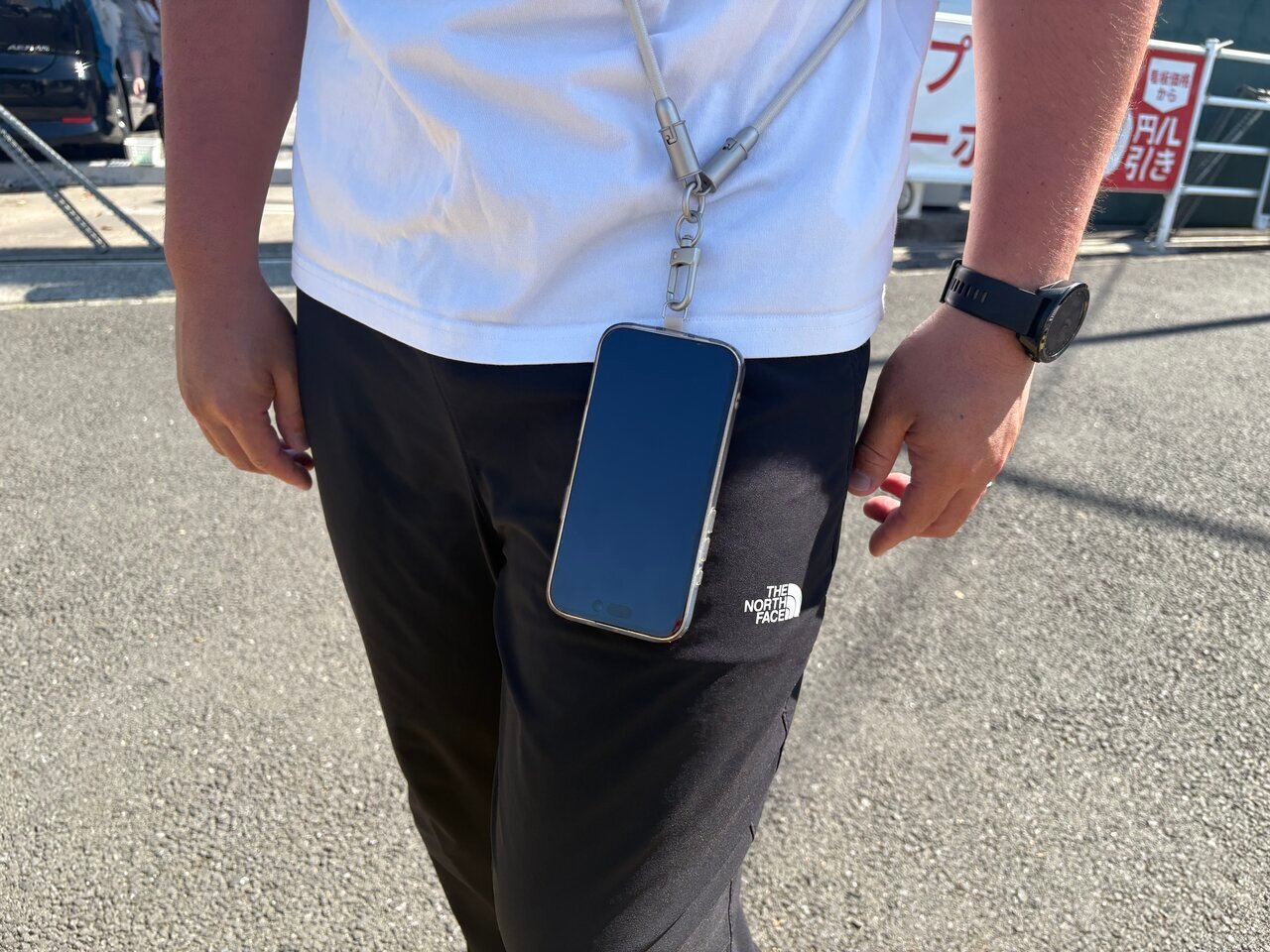 【3COINS】A shoulder strap that becomes a charging cable might actually be a good idea