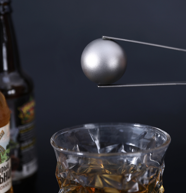 チタンアイスボール】最高の一杯を！一口目の感動が続く“溶けない氷”っ