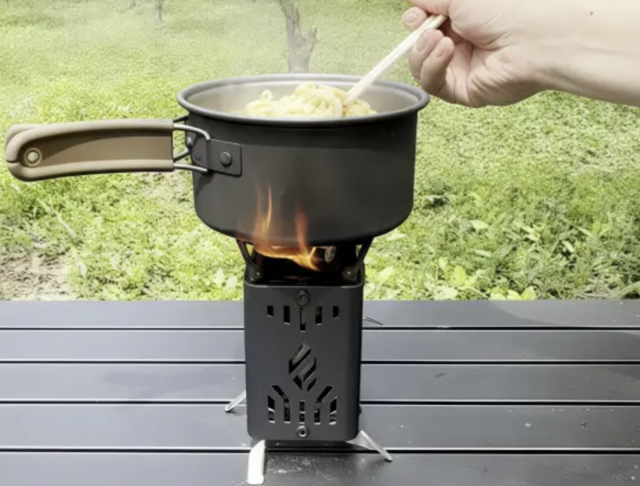 ソロキャンプ】五徳付きでラーメンも作れる！調理できるミニストーブと
