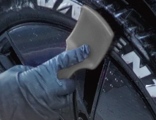 【Car Care】Thoroughly removes tire dirt! Restore the shine of your wheels with a dedicated brush