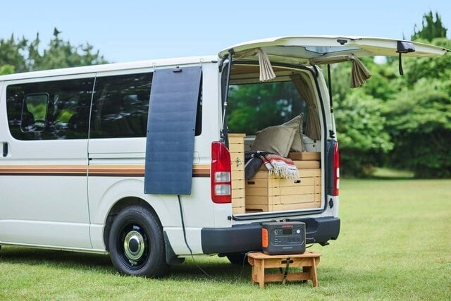 【車中泊】曲が〜る太陽光パネルで効率発電！クルマやヨット、ベランダにも置けるぞ