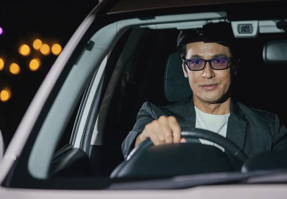 【運転】眩しい西日も対向車ライトも余裕！“24時間”役立つドライビングサングラス
