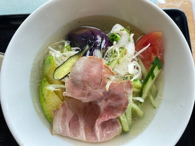 【温泉食堂】ひと風呂入った後の「冷やし煮干し塩ラーメン」に赤城ローストポーク乗ってて最高
