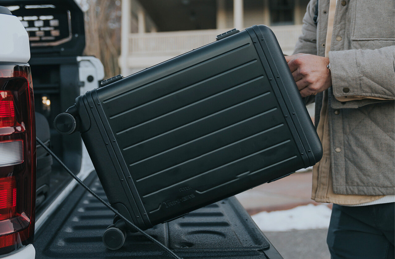 The first arrival in Japan: An SUV in the world of suitcases!? A hard case overflowing with dignity and functional beauty, designed for adults.