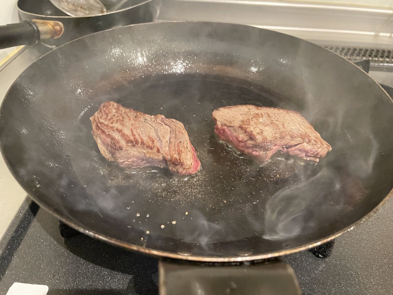 【男の料理】砂糖に漬けて焼くだけで肉が柔らかくなる!? 米産ステーキ肉で検証