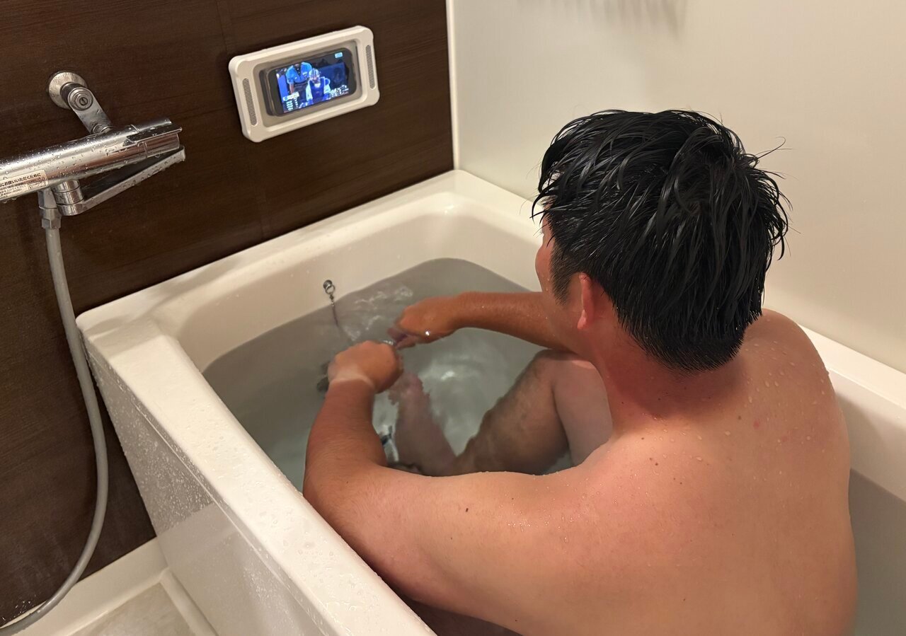 【3COINS】Transforming the bathroom into a theater! Bath time becomes luxurious with the waterproof smartphone case