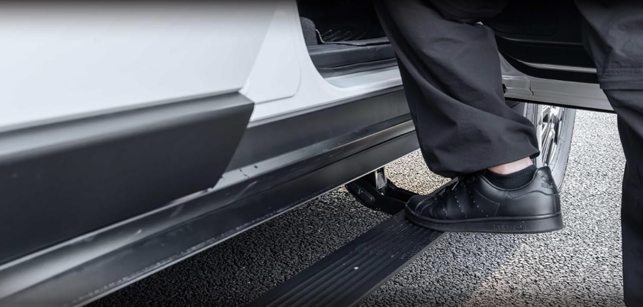 [Land Cruiser 250] Revolution in Getting On and Off! Enhanced Convenience with Electric Side Steps Equipped with Safety Features