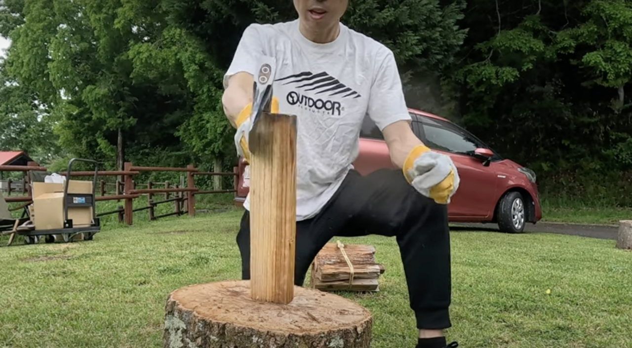 Deliver a stunning blow! Get one step closer to being an expert camper with this hand axe that splits effortlessly