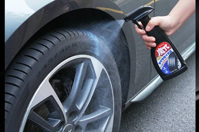 夏のタイヤ】塗るだけで黒ツヤ復活！超耐久の水性ワックスは撥水効果も