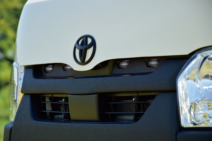 【HiAce】 A sense of unity like a genuine product! Chipping paint-like grill marker enhances visibility.