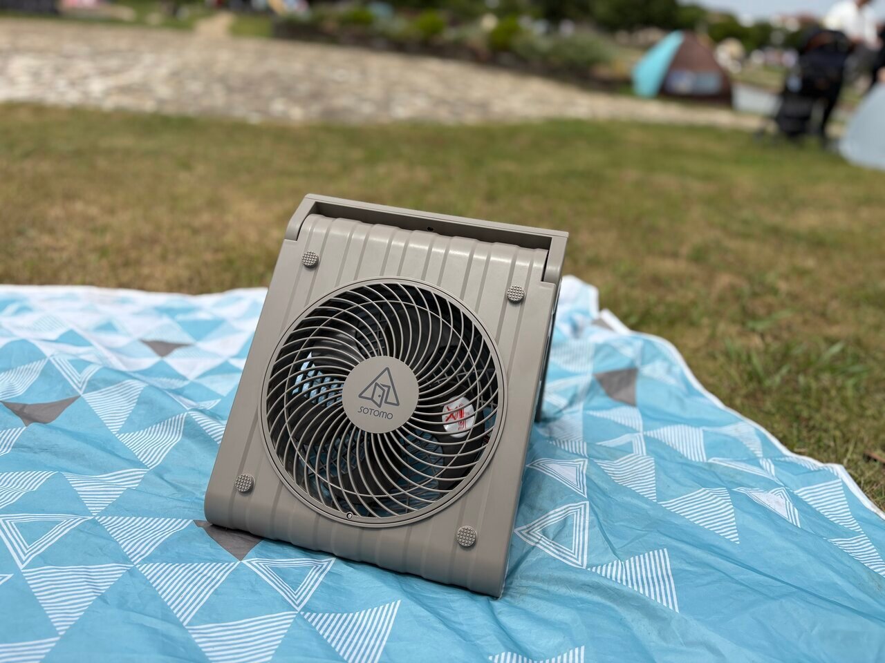 A cool solar fan without power enhances the quality of family time.