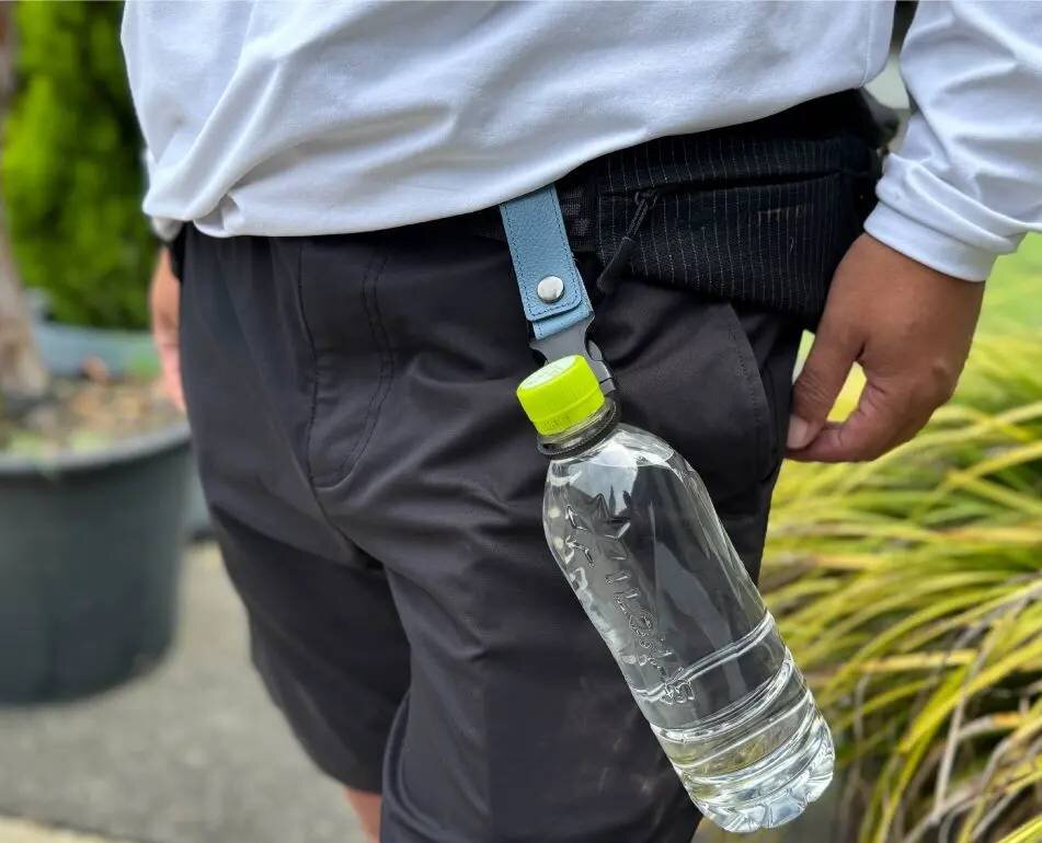 【夏の水分補給】ペットボトルを腰下げ！サッと付けられる防水本革ホルダーが便利