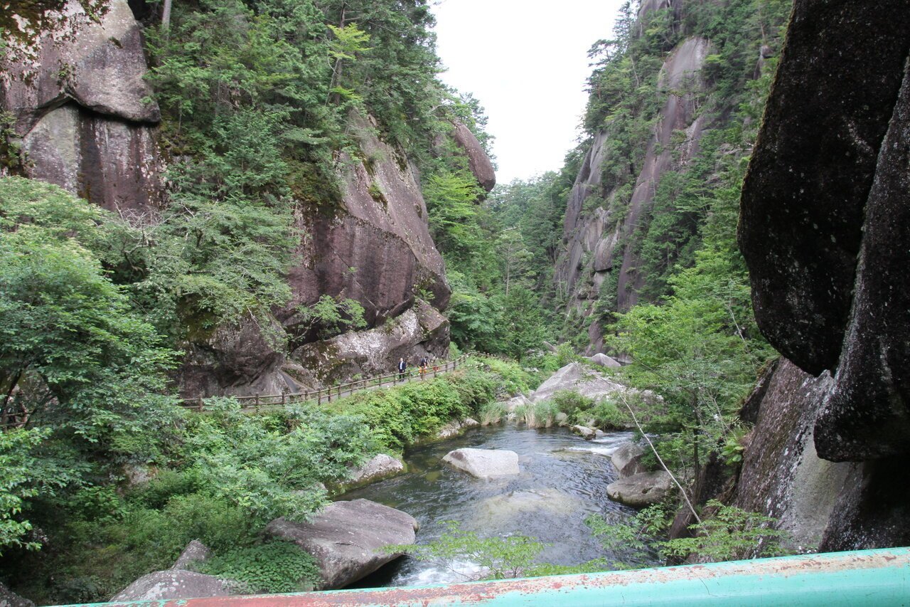【Coolness and Scenic Views】A Journey Healed by the Clear Stream and Scenic Beauty of the Hidden Spot "Shosenkyo" in Yamanashi