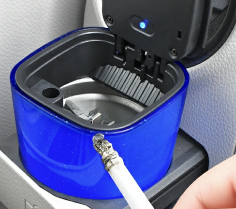【Automotive】Kind to smokers! An ashtray with automatic LED light that prevents spills even in the dark
