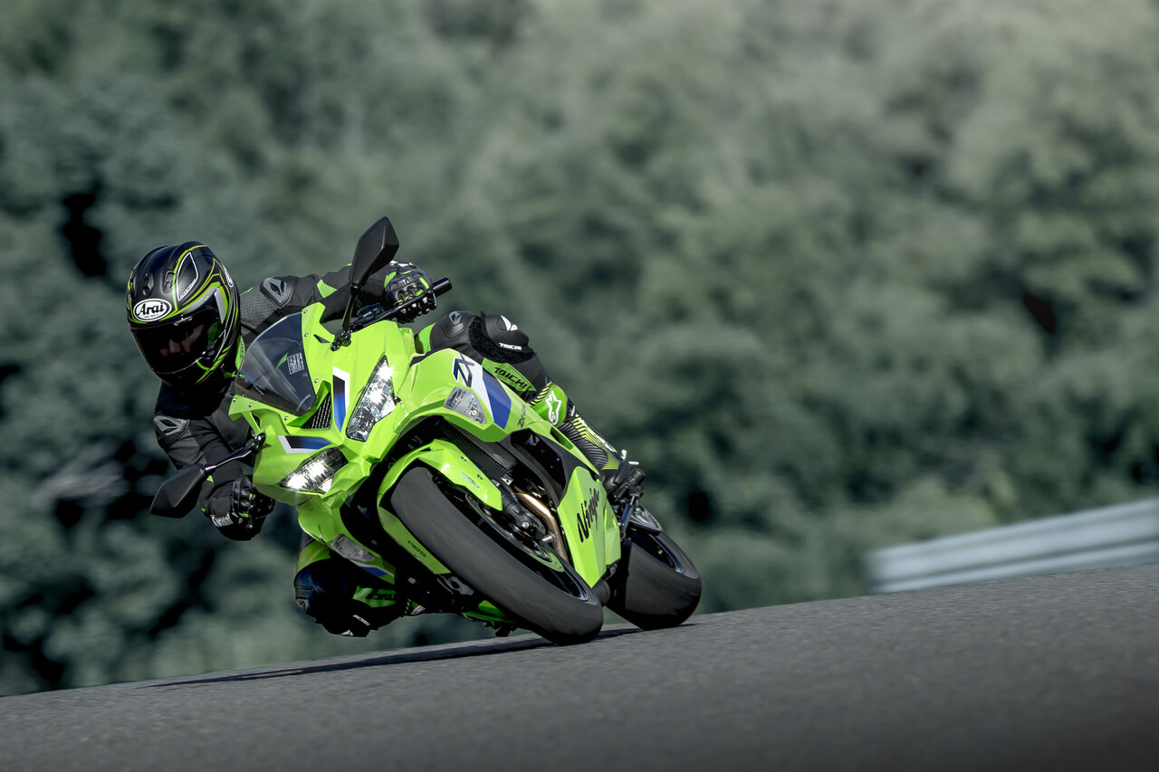 【カワサキ】新カラー＆グラフィックの最新型「Ninja ZX-4R SE」「Ninja ZX-4RR」