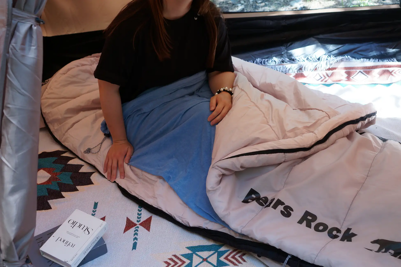 Say goodbye to restless nights during tropical nights! The summer sleeping bag + moisture-absorbing inner towel feel great