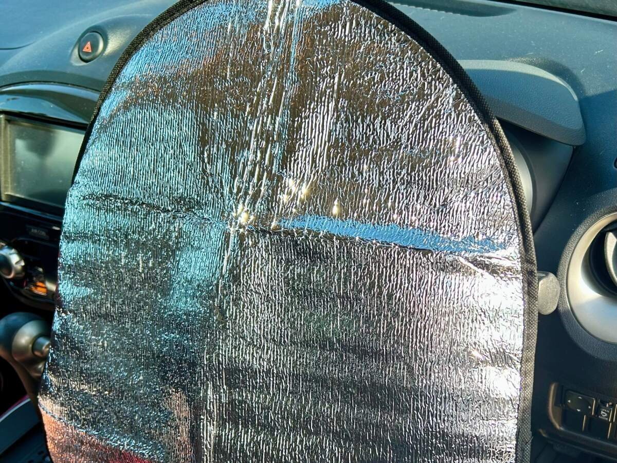 [Daiso] Heat prevention "Steering Wheel Sunshade Cover" is a bit too convenient for quick convenience store parking.