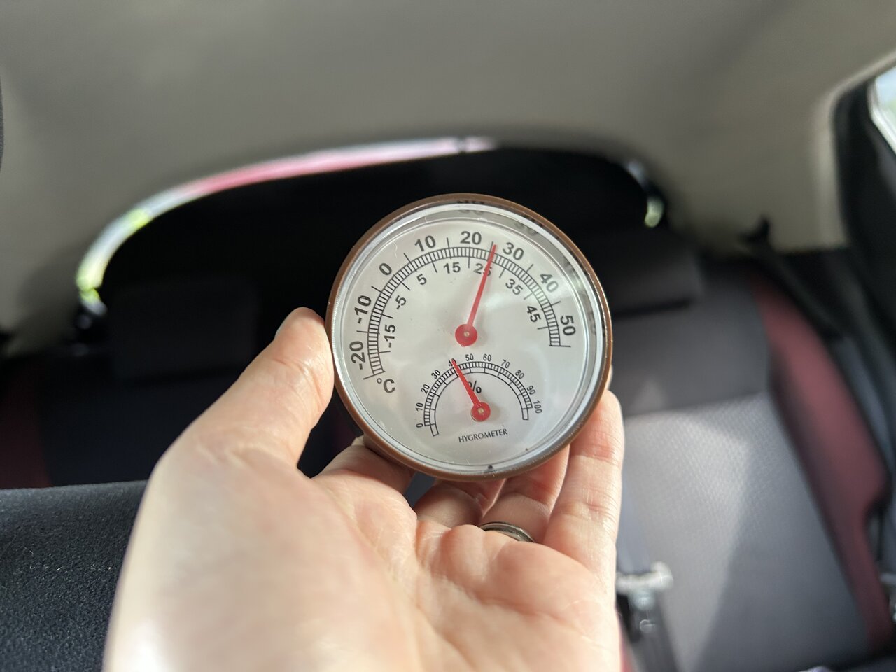 【ダイソー】後ガラス用サンシェードの効果は？車内温度をチェックしてみた