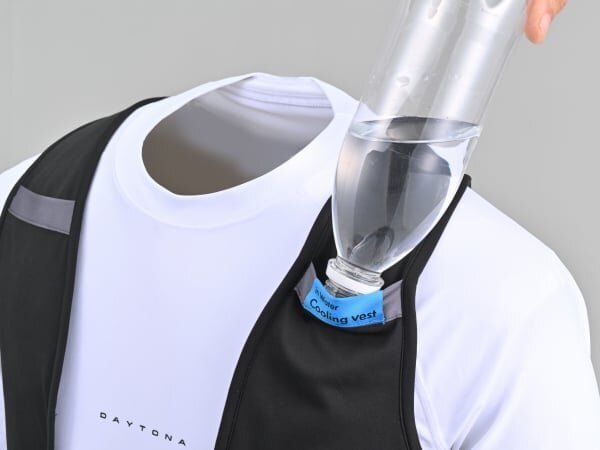 【バイクの暑さ対策】直注水で草原のような風がふわ〜！5000円台のクールベストが最高