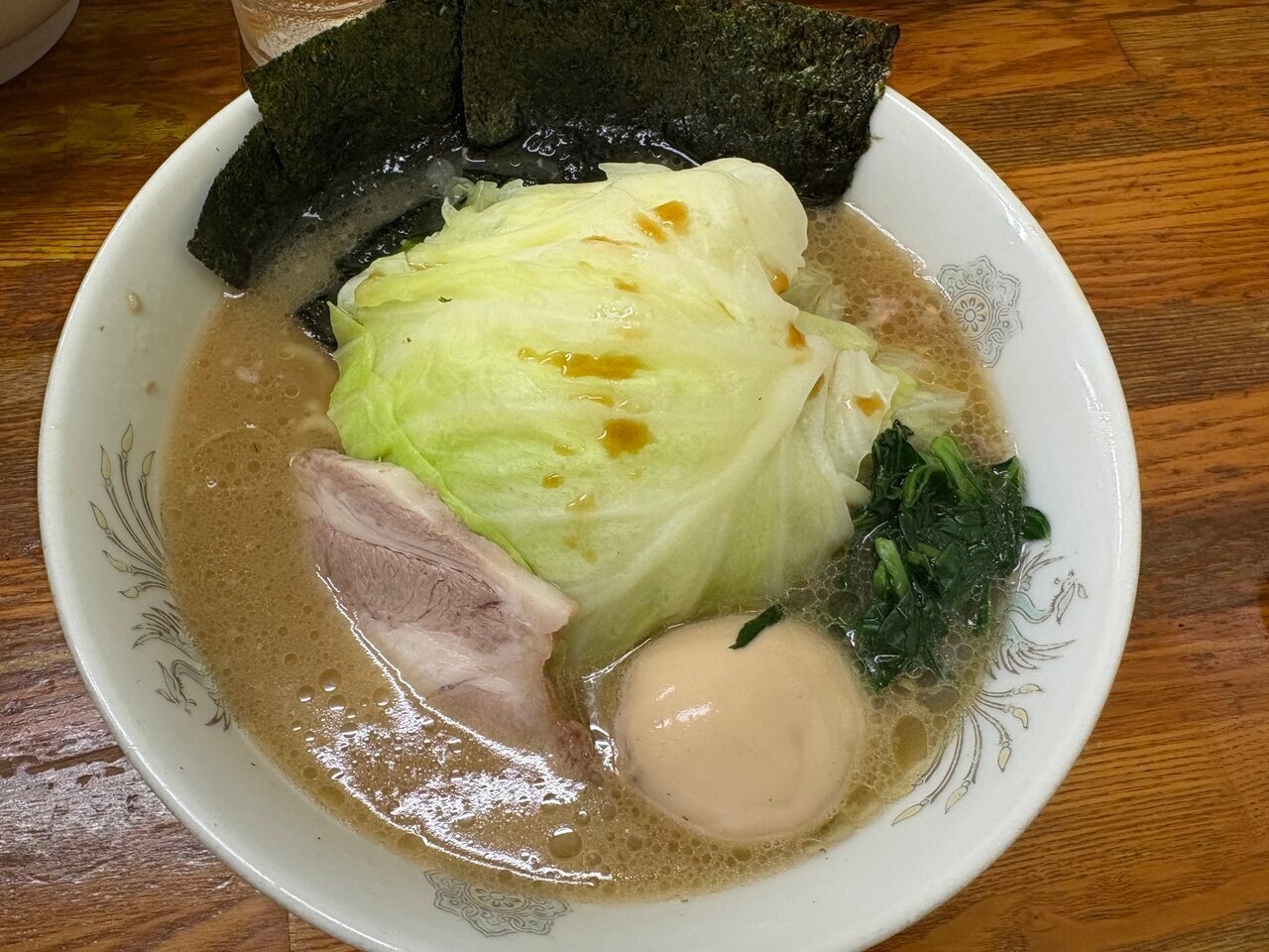 【Ramen】The star is a quarter head of cabbage! The bowl at "Uemuraya" exceeded expectations