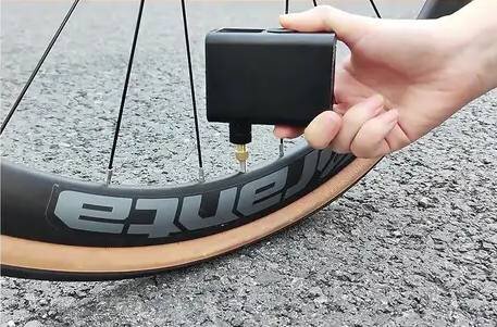 【二輪の足元】長距離ライドのお供に！197gのポータブルエアポンプが頼もしい