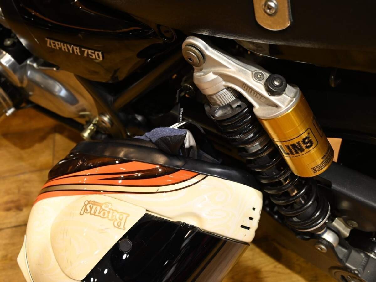 Solves common issues with carrying a helmet for motorcycles! A revolutionary holder that makes putting on and taking off easy