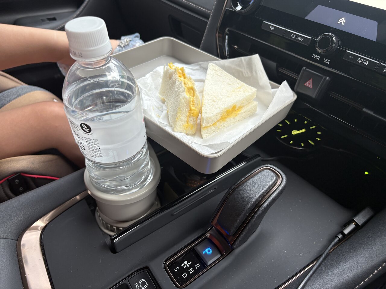 【3COINS】車内のランチが落ち着ける！ 「CARテーブルカップホルダー」のある休憩時間