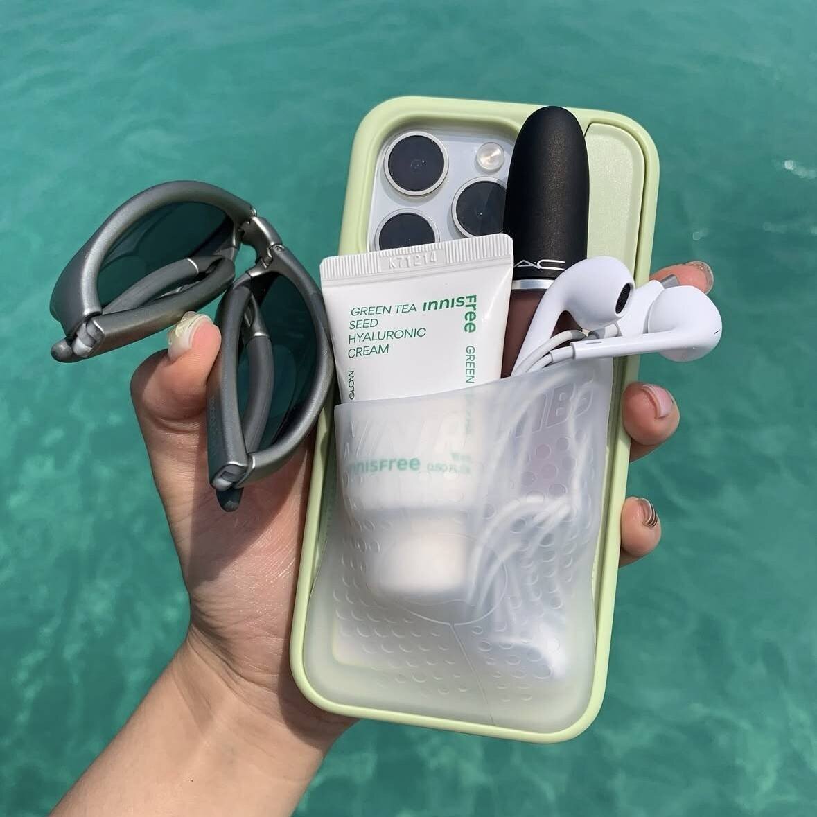 【iPhone】Credit cards, keys, earphones, and more!? Try putting everything in this stretchable silicone case
