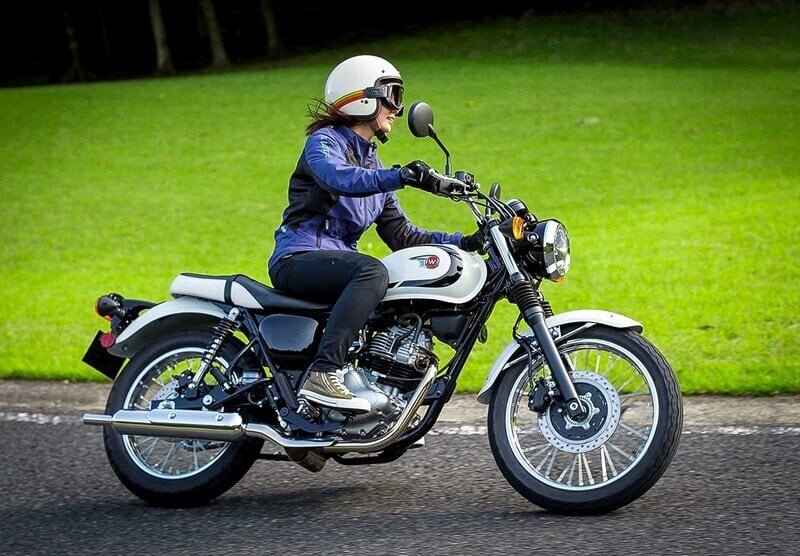 [Kawasaki] The exhilaration of cutting through the wind! The new color and graphic of the "W230," which embodies the aesthetics of classic design