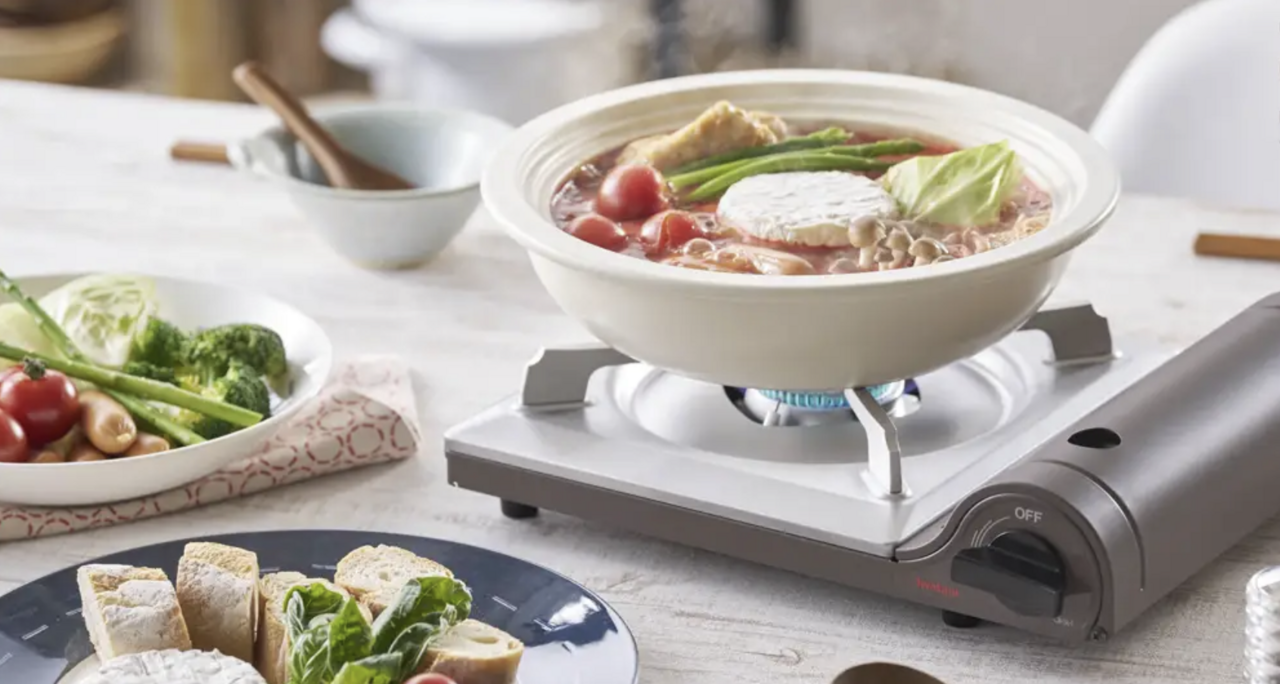 【イワタニ】クーラーの効いた部屋で「鍋」もいい！爆売れカセットフーの最新型