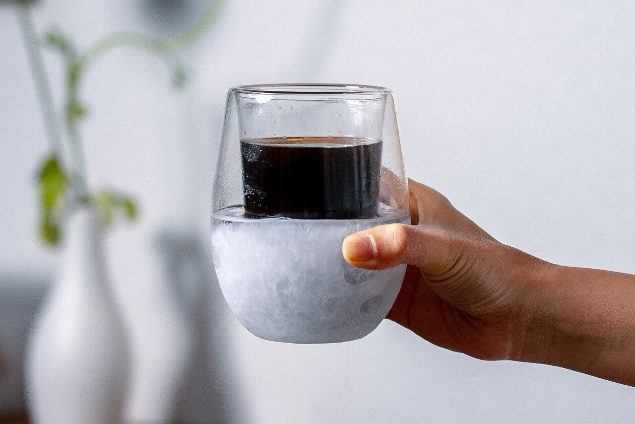 【No Dilution with Ice】The gel inside freezes! If you drink from this cooling glass, it stays delicious forever