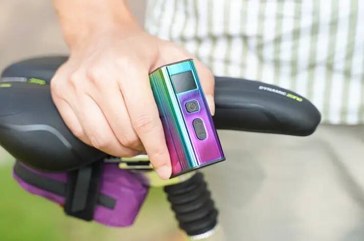 【ツーリング】オイルスリックカラーが美しい！タイヤメンテさえ楽しめるミニ電動ポンプ