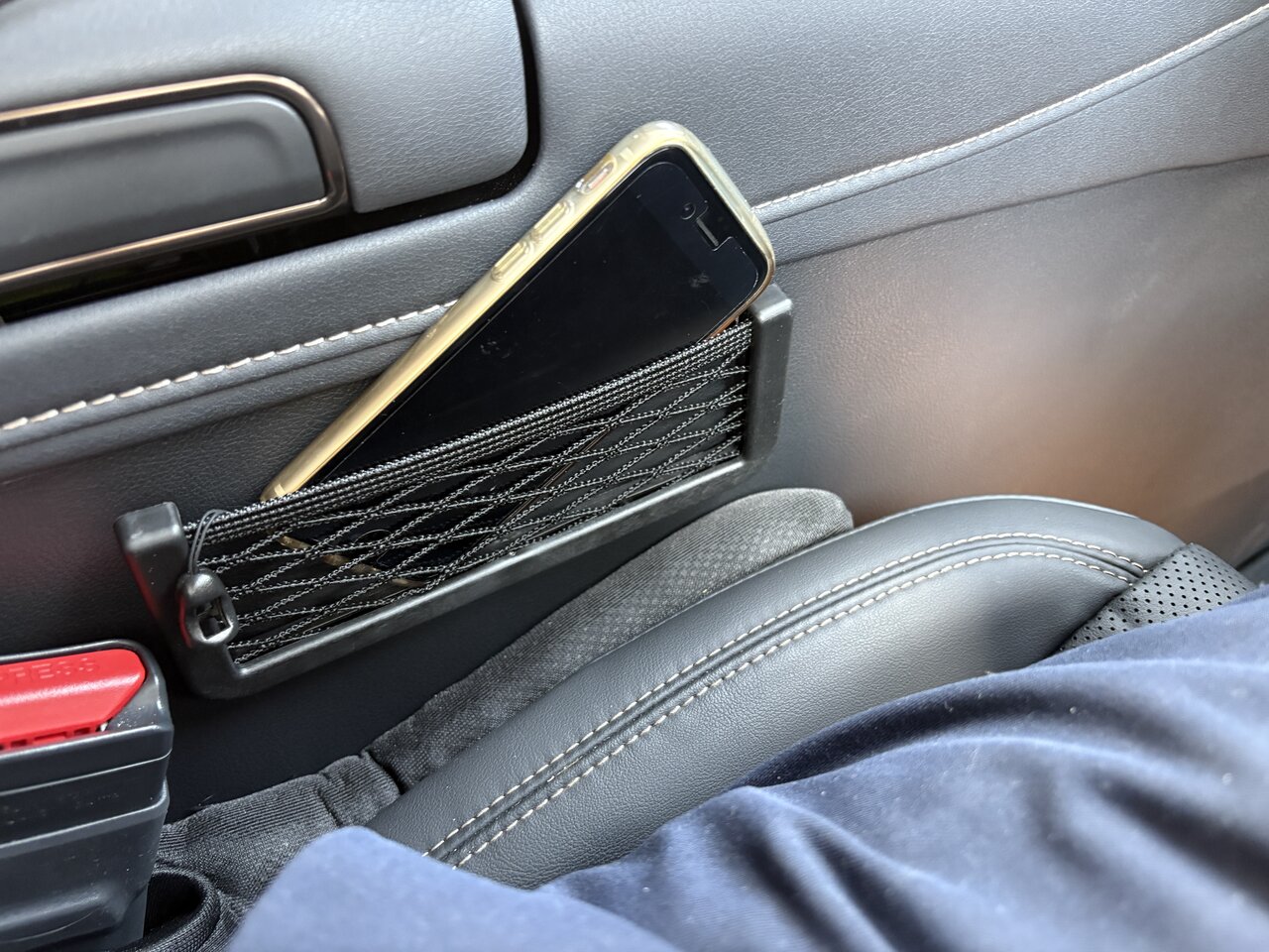 【セリア】車内の散らかり小物に使える！ メッシュポケットでスマート収納術