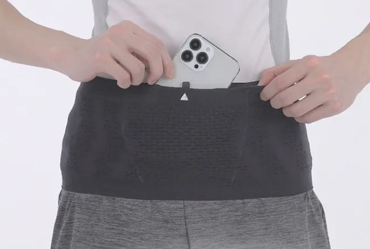 【Night Running】Stable for a water bottle! With a waist pouch, you can go hands-free while keeping everything secure.