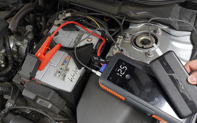 【ジャンプスターター】車内に置きっぱOK！急なバッテリー上がりでもすぐエンジン始動