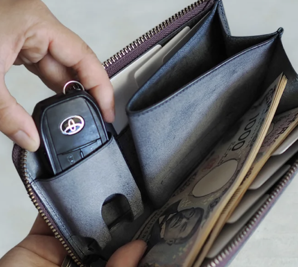 Even your smart key for your beloved car! Avoid overflowing pockets with this wallet that can hold everything