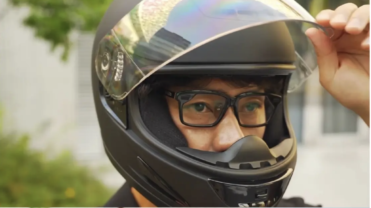 【バイク用メガネ】スッと差し込むだけで安定！フルフェイスメットとも相性が良い秘密