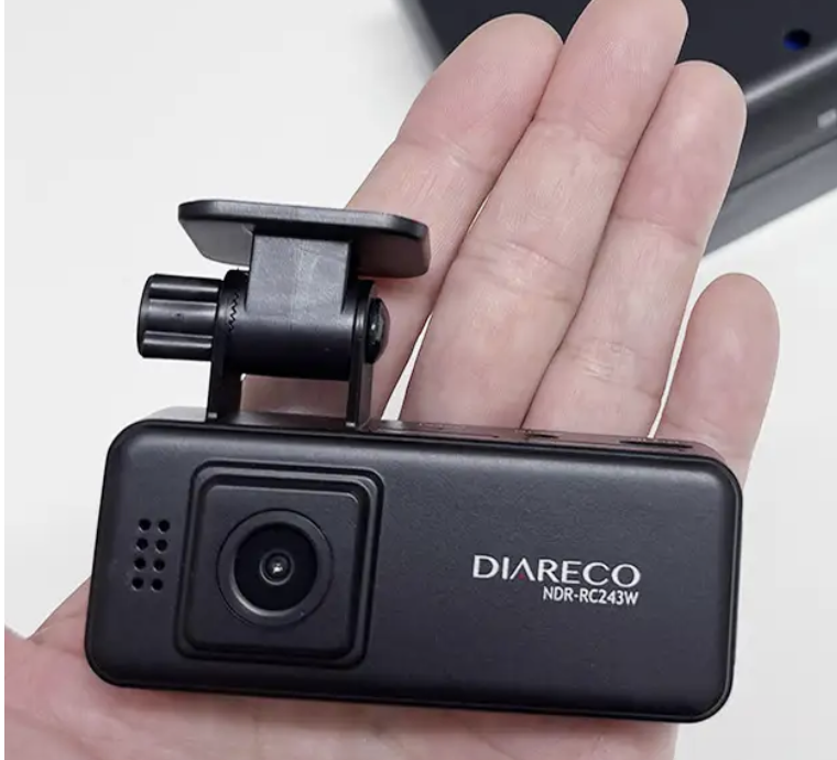 【クルマの防犯】バックアップ電源で駐車中も安心！配線いらずの極小ドラレコ