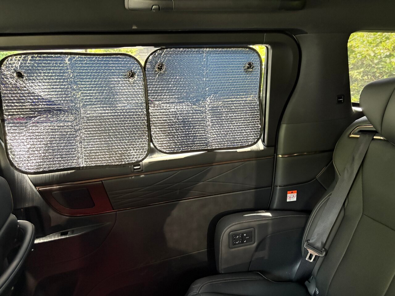 【3COINS】Prevent fading of the rear seat upholstery! I tried UV protection with a suction cup type sunshade