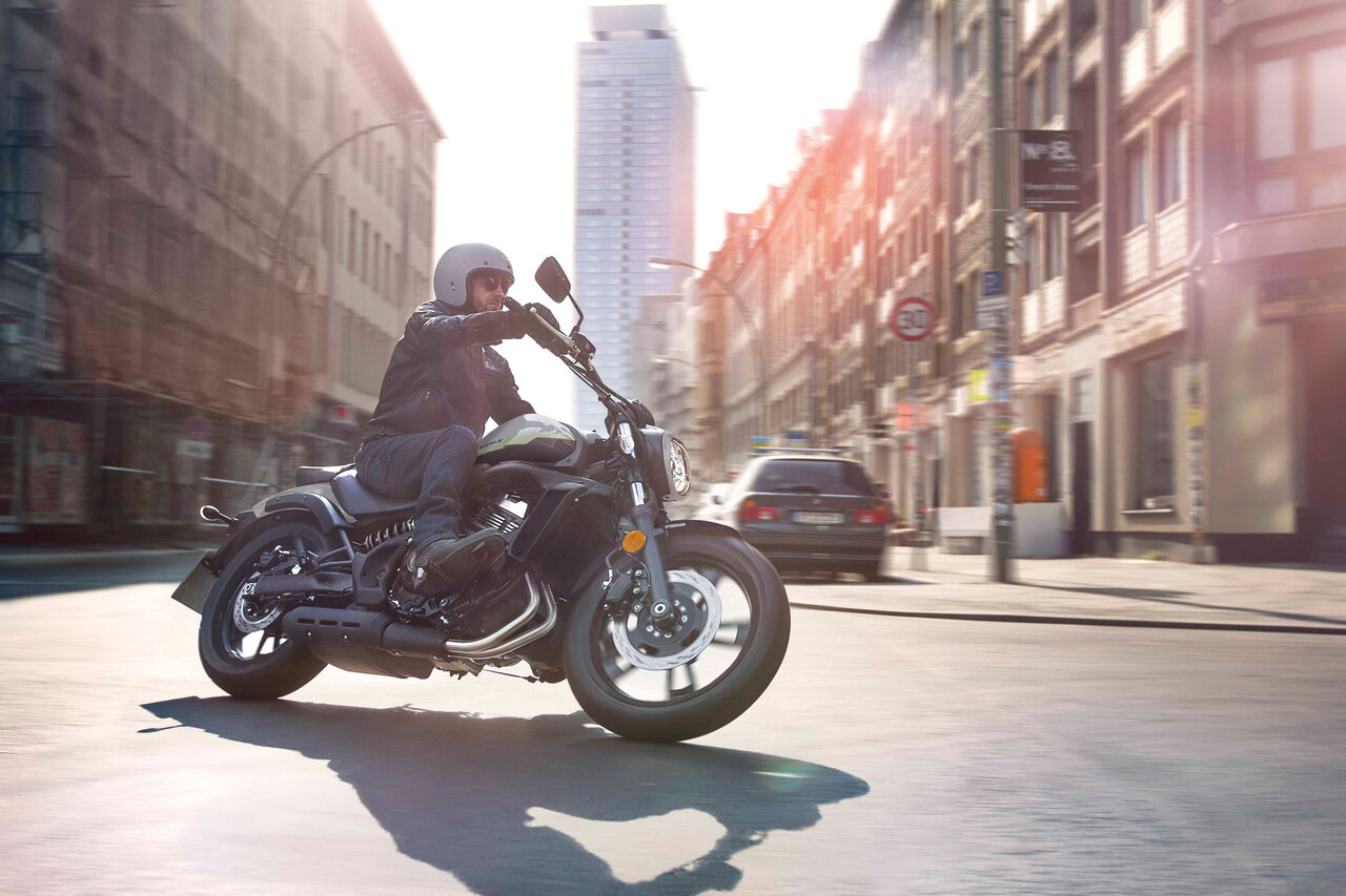 【カワサキ】大型クルーザー「VULCAN S」新色！独特フォルムにメタリックが映える