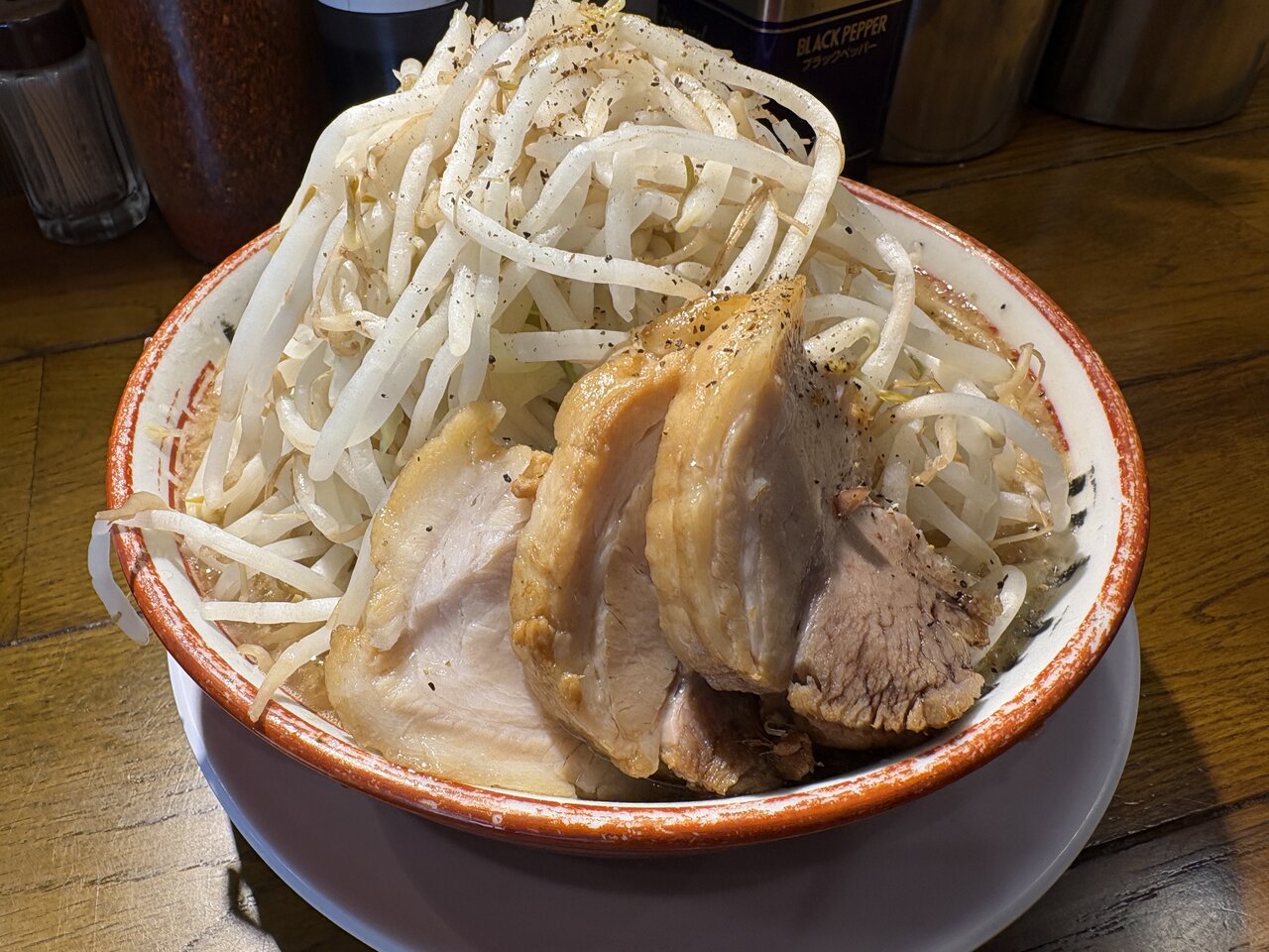 【ラーメン】満足感！ 東京・大門「らーめんバリ男」で対面した豚と極太麺