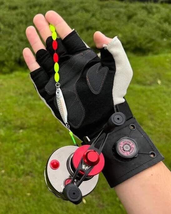 【Fishing】What, you can use it with one hand!? Even though it's designed to fit on the wrist, you can use it for sea fishing, river fishing, and ice fishing