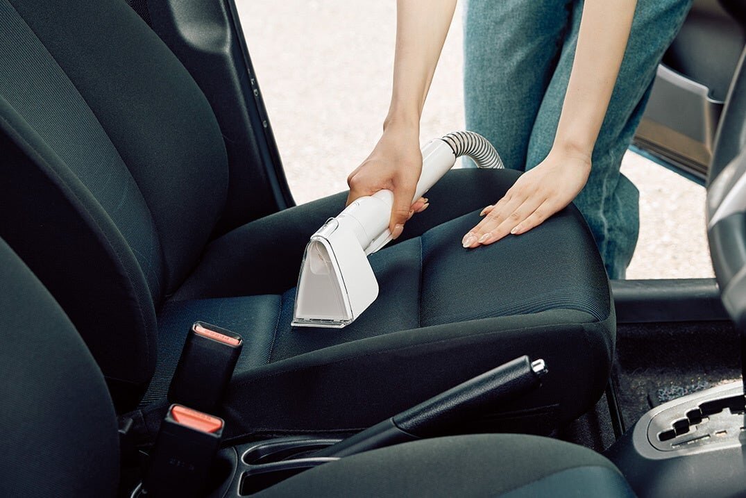 [Car Care] Shocked by the dirt deep in the seats...! With fabric cleaning & ultra-suction, it’s all rinsed on the spot