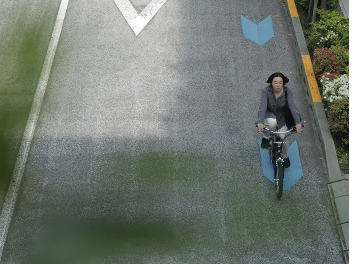 Lighter than the [Electric BMX], improving off-road capability! Front light standard equipment & new color Aqua also.